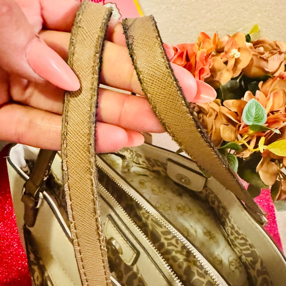 “Guess” Large hand Bag - Picture 12 of 16